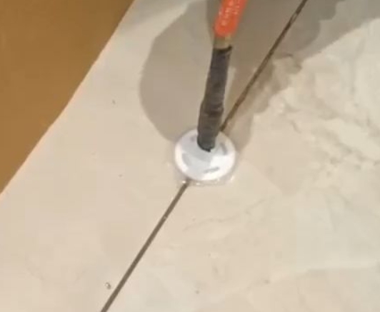 宏伟瓷砖空鼓维修公司专业解答瓷砖在铺贴过程中，如果没有涂抹均匀到位的粘结材料（如水泥砂浆或瓷砖胶），可能会导致以下问题