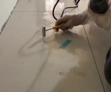 宏伟瓷砖开裂维修公司专业分享瓷砖在铺贴前如果没有沥干水分，将会导致以下问题