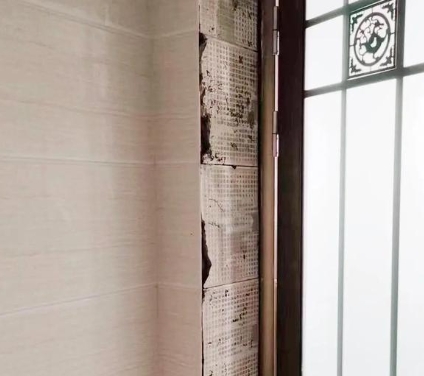 宏伟瓷砖空鼓免砸砖维修公司分享吸水砖泡水时间不够或过长都会对瓷砖铺贴效果产生影响